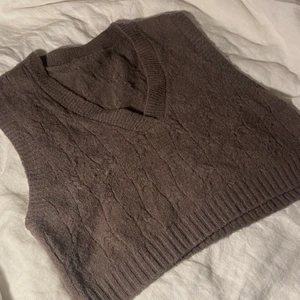 Brun vest<3 - Säljer denna otroligt mysiga vesten som är köpt på yesstyle för nått år sedan! Framgår ingen storlek, men passar på mig som oftast bär S!!! (Bild tagen från hemsidan) 