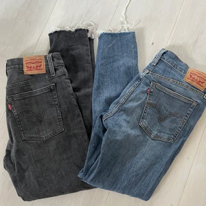 Vintage Levis Wedgie, Mom Jeans  - Använda, men fint skick! Inga defekter! De gråa har slitningar i bensluten. De blåa har slitningar i bensluten, men även hål på båda knäna som visat på bild 2.                                                      Givet pris eller bud💕                                                                         150kr/paret eller 250kr för båda