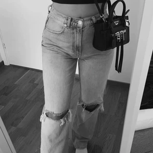 Gina jeans, stl 38 - Populära jeansen från gina! Hål vid knäna