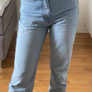 Superfina ljusblå jeans som endast är använda en gång. Ursprungspris: 499kr, Färg: Fresh blue, Stl: 27, Längd: 32, Passform: Lite oversized på mig som vanligtvis har stl 25🥰 Köparen står för frakten☺️