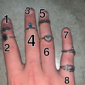 Fina ringar med fina kristaller - Fina ringar med kristaller 😍🔥💍Ringar som självklart är helt oanvända och säljer dom riktigt billigt för den kvaliten ringsrns har,riktigt fina,vid köp över 100kr så är frakt gratis och skickar även med en extra ring😍🔥💍❗️❗️❗️