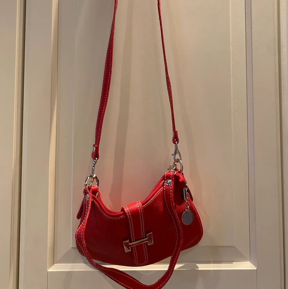 en söt röd väska, har både långa och korta band , de väljer man själv. Säljer den för 85kr+frakt💕. Väskor.