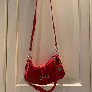 en söt röd väska, har både långa och korta band , de väljer man själv. Säljer den för 85kr+frakt💕