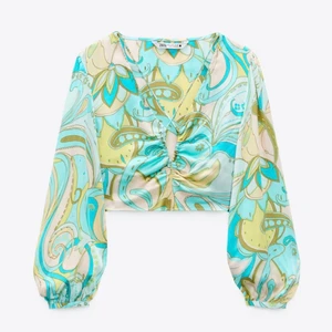 Cool zara tröja! - Världens coolaste tröja från zara i strlk xs. Så bra till fest och klär upp vilken outfit som helst! Använd en gång och har prislappen kvar:) nypris 359 kr