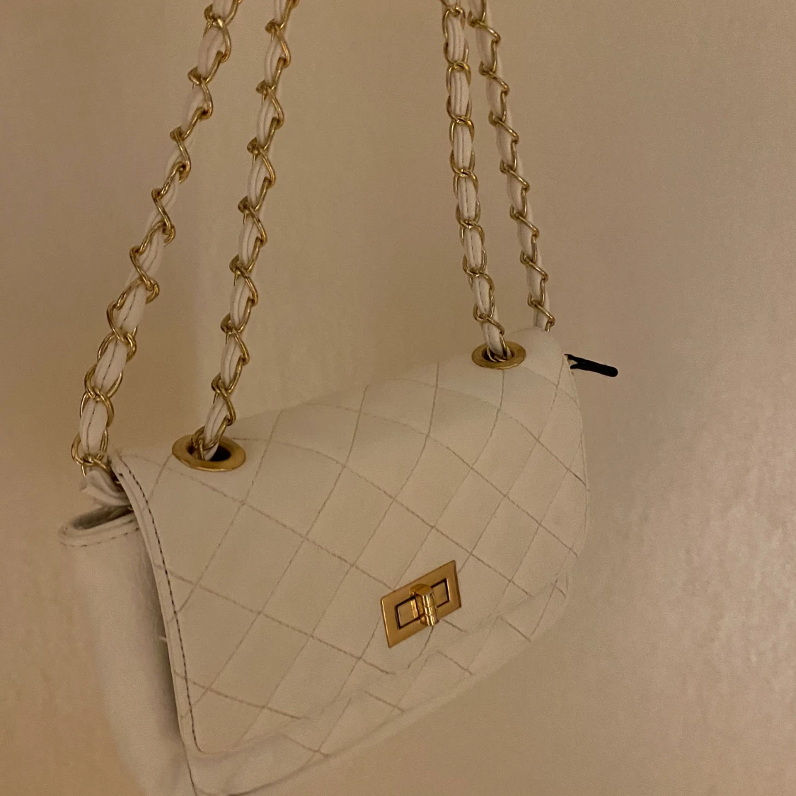 Snygg vit axelväska