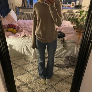 Jeans - Ljusblåa bootcut jeans ifrån bershka i storlek 36  