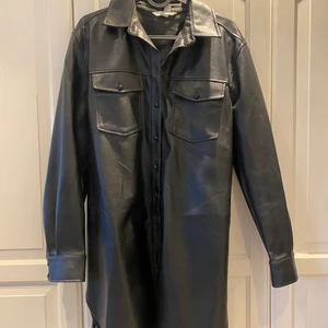 Skinnklänning - Skinnklänning från h&m. 💕Använd 2 gånger , den är lite för stor för mig och därför inte andvänt den så mycket, har med ett band som man har runt omkring . Är 163 cm och den är ner för knäna för mig. Säljer den för 195kr+frakt💓