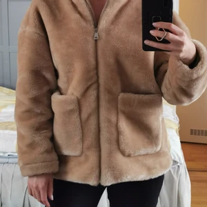 Oanvänd jacka NaKd strl 34/36 - Oanvänd fin beige jacka i strl 34/36 från NaKd.