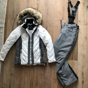 Five seasons skid set  - Dessa två plagg är som nya och håller värmen riktigt bra både i backen eller utomhus generellt. Priset gäller för båda ihop!