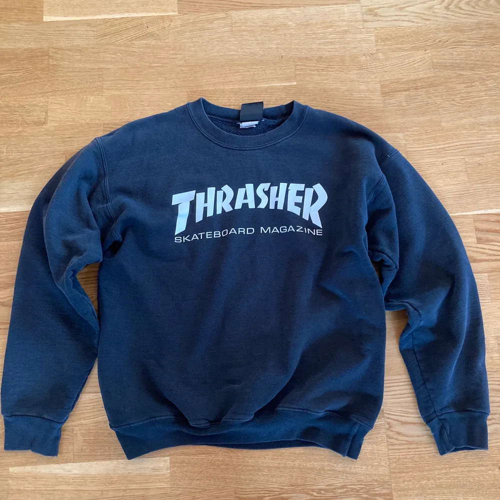 Svart Thrasher tröja i storlek S, men passar nästan bra på mig som brukar ha M/L med. Väldigt skön! Möts i Lund eller skickar, isåfall står köparen för frakt (60kr). Tröjor & Koftor.