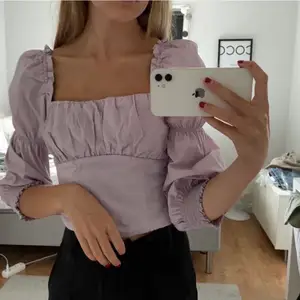 Säljer denna supersöta toppen från H&M 💜 köpt här på plick som hade använt fåtal gånger och är endast använd en gång av mig, alltså bra skick! Frakten ingår ej i priset (44kr). Hör av er vid frågor ☺️