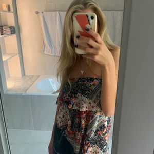 Topp - Topp som man kan ha både utan och med band, sjukt fin men får aldrig användning för den. Frakt ingår inte🖤⚡️