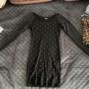 Tight black dress early 2000s - Helt ok skick. Gammal klänning jag fått från min syster, hon har haft på sig den typ 1-2 gånger till fester. Den är från 2000s