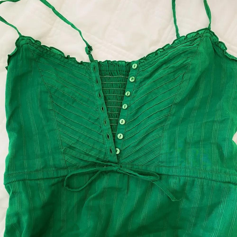 Sååå fin trendig grön klänning. Skriv om du har fler frågor eller om du vill se fler bilder :) . Klänningar.