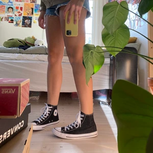 Converse 41 - 🖤Ett par svarta Converse som är använda endast 1 gång. Där av ytterst lite smutsiga men annars inga som helst fel. Jag säljer dem för de tyvärr inte är min storlek. Köpta för 900, säljer för 550 men priset går att diskuteras