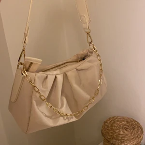 Väska - Snygg beige väska me fin guldkedja. Perfekt storlek.