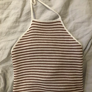 Strandivarius topp - Säljer en ny, oanvänd topp i storlek S från strandivarius med prislapp kvar. Köp för 150kr inklusive frakt! 