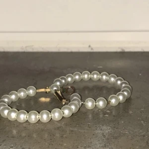 Pärl örhängen  - Säljer dom här pärl örhängen . Jätte finna och passas till mycket. +frakt men kan också mötas upp i Stockholm. Skriv för frågor 🥰