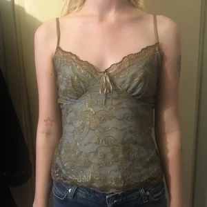 Spetslinne - Turkost linne med guldspets