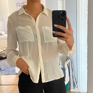 Skjorta - Skjorta i tunnt see-through material✨ Passar mig som är S/168cm❤️