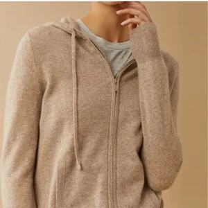 Kashmir hoodie från soft goat - Säljer nu min fina zip hoodie från soft goat i färgen toast. Köpte denna i vintras och har inte fått så mycket användning för den som jag trodde. Därför säljer jag den nu💗💗 skriv för fler bilder!!