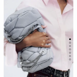 Zara väska - Säljer denna populära zara väskan, köpt för 400kr. Pris kan diskuteras!!❤️