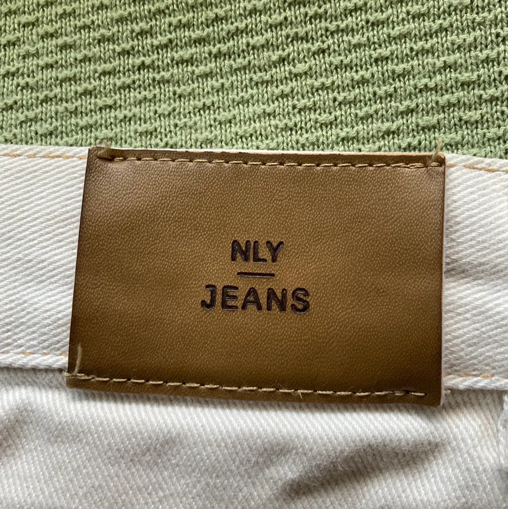 Passformen är inte helt vid utan lite baggy och färgen gräddvit. Jeans & Byxor.