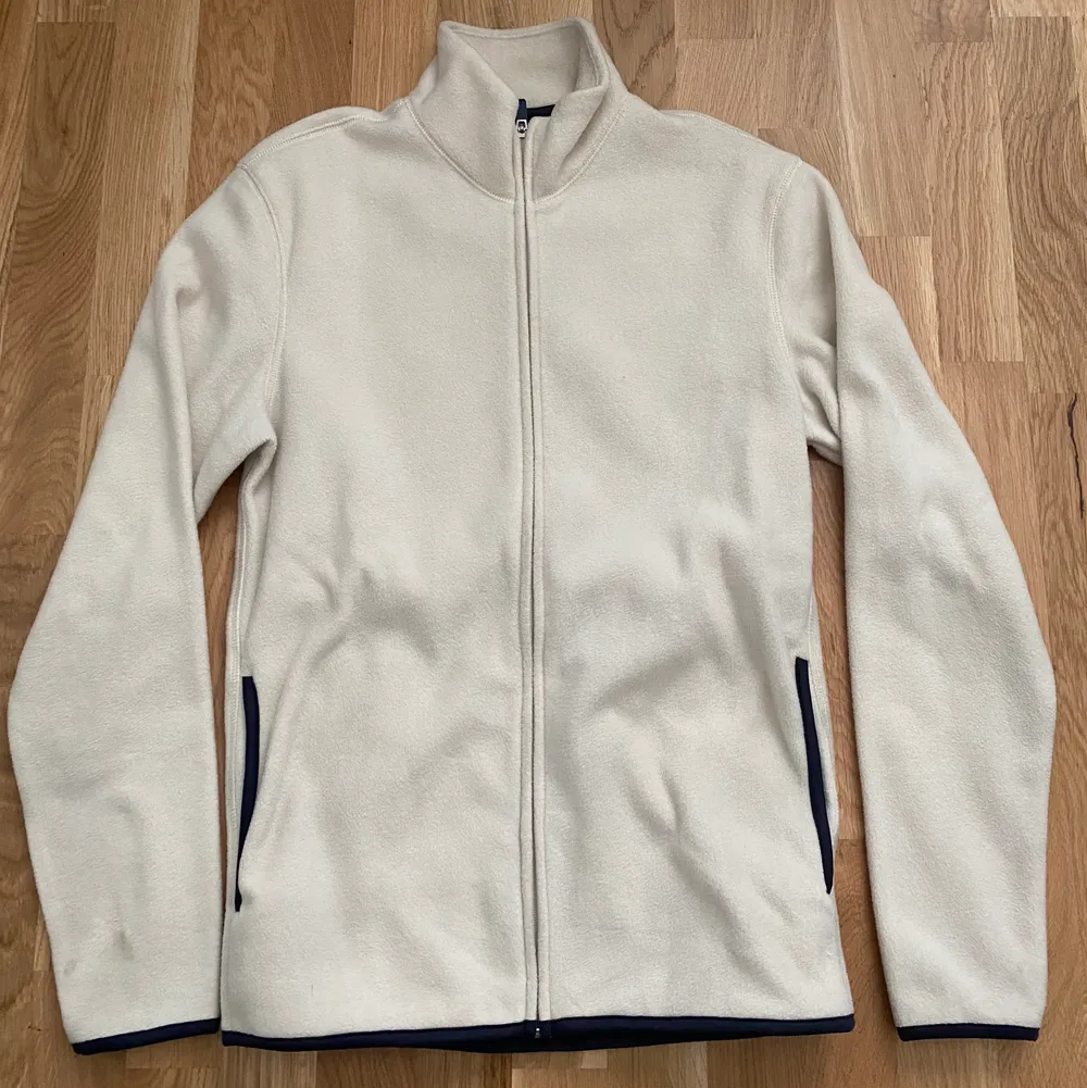 beige fleece med mörkblåa detaljer från h&m! tröjan är i storlek XS i regular fit. använd en del men fortfarande i bra skick, köpare står för frakt. . Tröjor & Koftor.