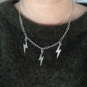 Halsband med blixtar - Supercoolt halsband med blixtar💘 Frakten är inkluderad i priset! 
