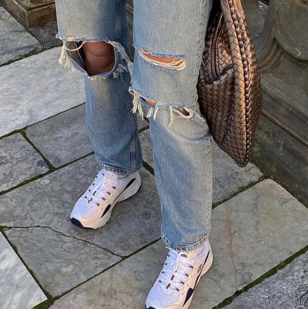 90s high waist jeans från Gina tricot. Storlek 38. Passa på då dem är helt slutsålda i alla storlekar.Köparen står för frakten på 66kr spårbar 💘. Jeans & Byxor.