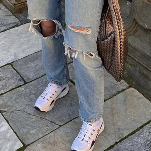 90s jeans från Gina tricot  - 90s high waist jeans från Gina tricot. Storlek 38. Passa på då dem är helt slutsålda i alla storlekar.Köparen står för frakten på 66kr spårbar 💘