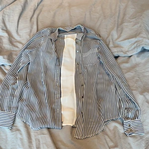 Tunn skjorta  - Tunn blå-randig blus/skjorta från Zara. Strl. S men passar XS. 