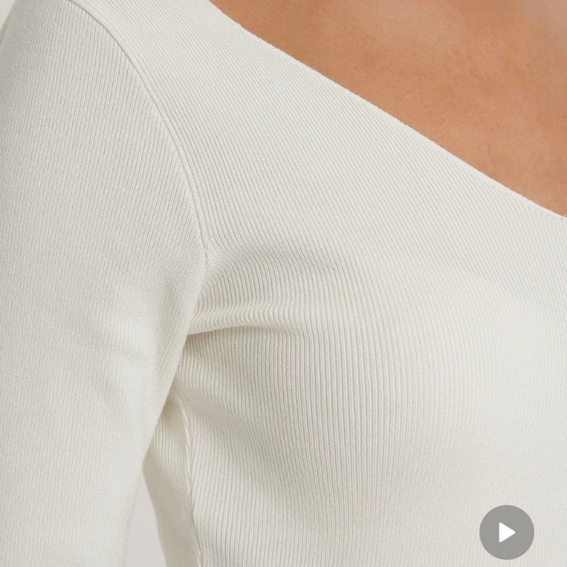 Topp med en arm NA-KD  - 90