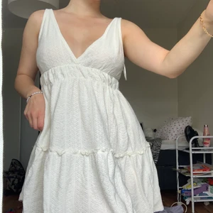 Volang klänning - Supersöt beige klänning från Pull & bear. Flowy i materialet och var min absoluta favoritklänning denna sommaren! Superbra skick❤️‍🔥