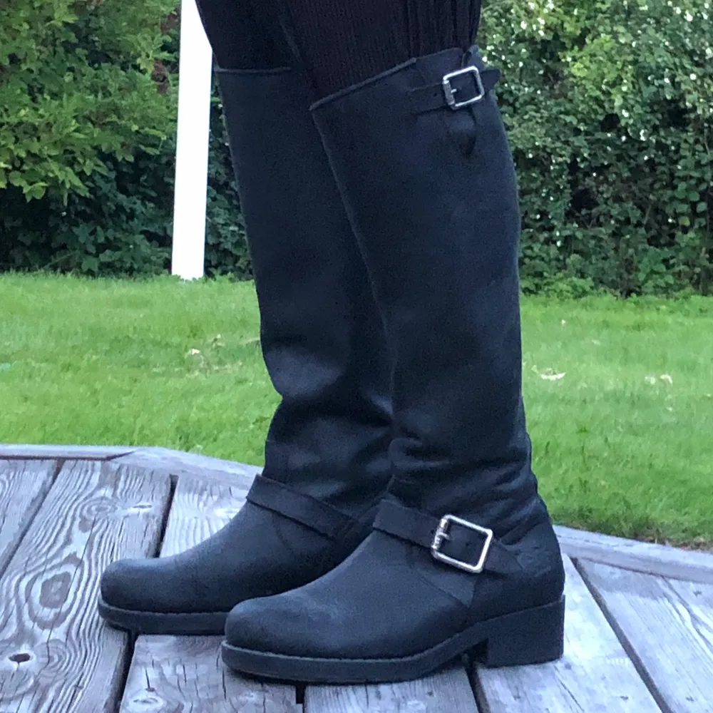 Säljer Johnny Bulls High Zip i nyskick! Så jävla snygga och varma nu till hösten 💕. Kengät.