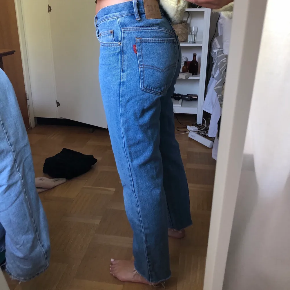 Midrise jeans köpta second hand💕 är 168 cm som referens. Storlek saknas men uppskattas till S ungefär, jag brukar ha s/m. Jeans & Byxor.