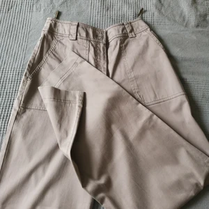 Byxa - Andra bilden visar inte riktigt färgen. Känns lite violett nyans men det är inte alls det. Byxor har väldigt breda ben och dem är ganska långa (är själv 168). 80 innerben lägt på byxor och total 104