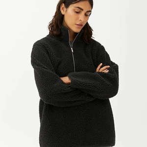 Pile-tröja med dragkedja - Arket - Pile-tröja med dragkedja från Arket i storlek S. Använd ett fåtal gånger. I nyskick. Rökfritt hem. Nypris 990 kr.