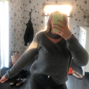 Fin stickad tröja  - Väldigt fin stickad tröja som jag inte använder längre. Sitter väldigt bra 