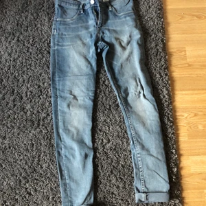 Blåa jeans 👖  - Blåa super fina jeans, bra skicka använda ett få tal ggr. Stl 164.☁️