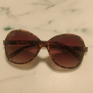 Solglasögon - Solglasögon, ej från Shein men kommer skickas i ett fodral från Shein. Säljes för att de ej passar mig