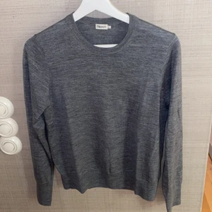 Stickad tröja från filippa k - Super fin mörk grå stickad tröja från Filippa k. Passar till allt och är oanvänd. (Färgen är mer grå i verkligheten än vad den är på kameran). Liten i strl så skulle säga att den passar än xxs-m beroende på hur man vill att en ska sitta❤️❤️