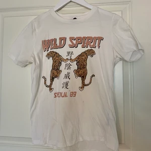 T-shirt - T-shirt från Gina Tricot i fint skick. Använd 6 ggr. Storlek S. Hör av dig vid intresse! 