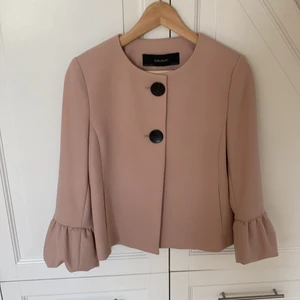 Zara kappa - Zara kappa perfekt till hösten. Endast andvänd 2 gånger. Den har fickor. Ny pris 500kr. Sista bilden visar färgen bäst. Köparen står för frakten. ❤️