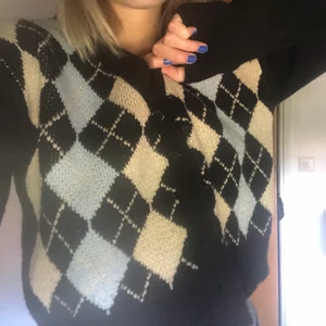 Stickad kofta  - Super fin kofta från SHEIN, sparsamt använd. Jättebra kvalitet och jätteskön! 