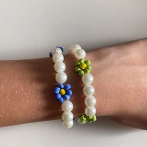 Stretchiga armband med blommor! Gör storlek och design efter önskemål! Pris: 20kr/st + frakt