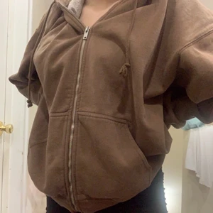 Oversized Kofta - Säljer min bruna brandy melville hoodie. Köpte för 450kr + frakt och säljer för 270kr + frakt. I fint skick - använd ett fåtal gånger💕