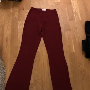 Byxor  - Ett par vin röda kostymbyxor från nakd i storlek 38