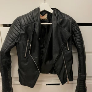 Skinnjacka - Skinnjacka från chiquelle i storlek storlek 38, köparen står för frakt ⚡️