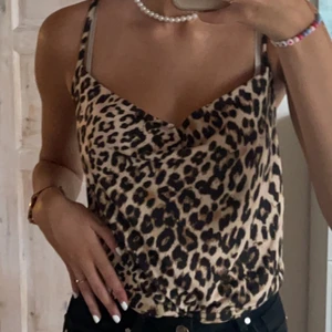 Topp - En topp i storlek S. Väldigt fin men är tyvärr lite för stor för mig <3 aldrig använt, förutom till bilden